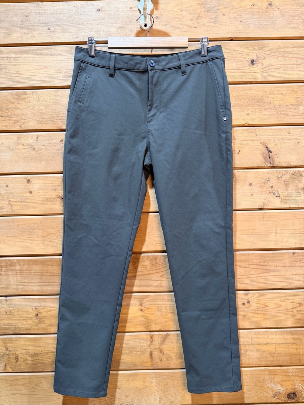 Vuori Cascade Tech Chino Pants Men’s 32 Trench Green Athletic Slim 30” Inseam